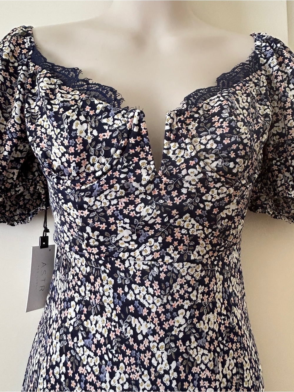 ASTR The Label Floral Puff-Sleeve Maxi Dress, Navy Ditsy Floral, Size M, NWT - Picture 3 of 10